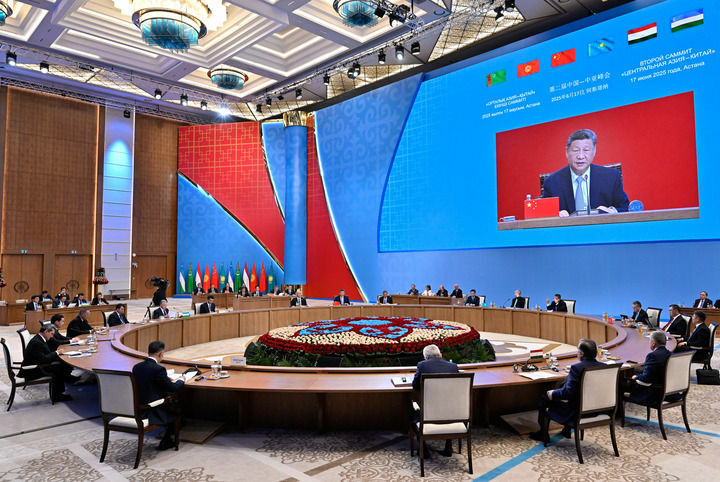 當地時間6月17日下午,第二屆中國-中亞峰會在阿斯塔納獨立宮舉行。哈薩克斯坦總統托卡耶夫主持會議。中國國家主席習近平、吉爾吉斯斯坦總統扎帕羅夫、塔吉克斯坦總統拉赫蒙、土庫曼斯坦總統別爾德穆哈梅多夫、烏茲別克斯坦總統米爾濟約耶夫出席。這是習近平發表題為《弘揚“中國-中亞精神”?推動地區合作高質量發展》的主旨發言。新華社記者 殷博古 攝.jpg
