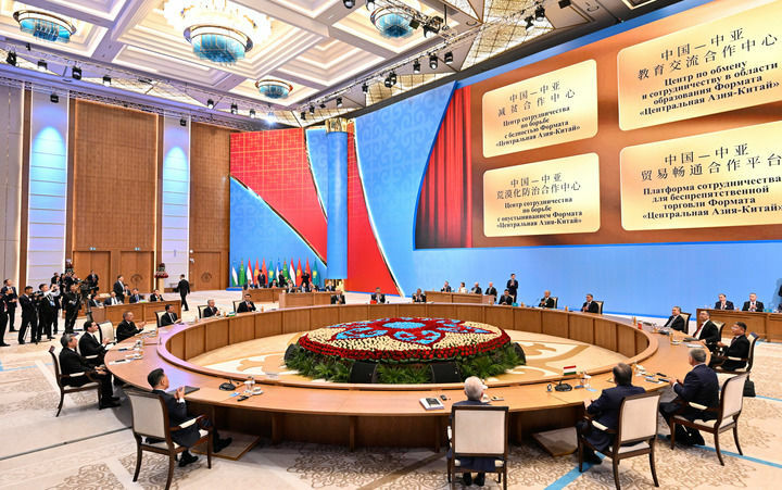 當地時間6月17日下午,第二屆中國-中亞峰會在阿斯塔納獨立宮舉行。哈薩克斯坦總統托卡耶夫主持會議。中國國家主席習近平、吉爾吉斯斯坦總統扎帕羅夫、塔吉克斯坦總統拉赫蒙、土庫曼斯坦總統別爾德穆哈梅多夫、烏茲別克斯坦總統米爾濟約耶夫出席。這是習近平同中亞五國元首共同出席中國-中亞減貧合作中心、教育交流合作中心、荒漠化防治合作中心和貿易暢通合作平臺揭牌儀式。新華社記者 殷博古 攝.jpg